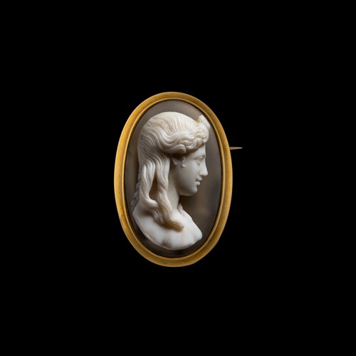 A gold brooch set with a fine Neoclassical agate cameo. Bust of Isis.